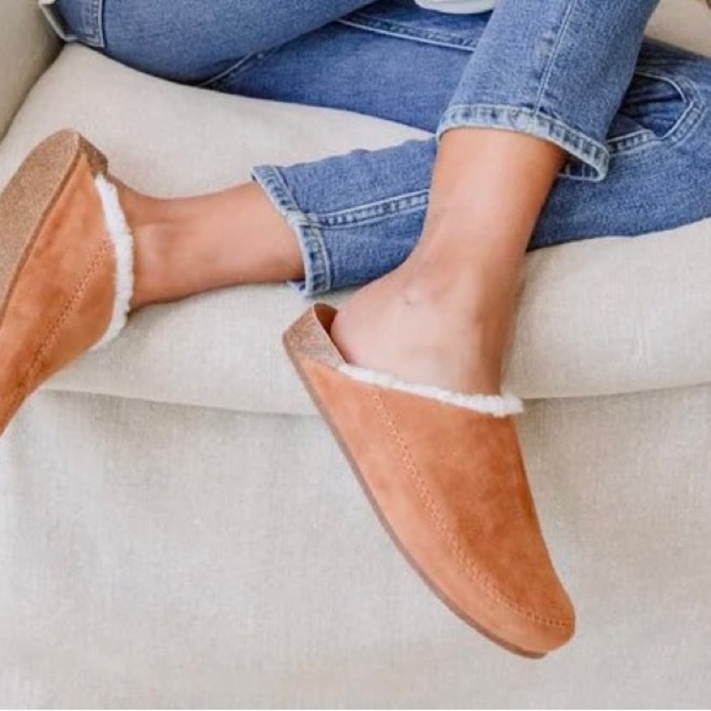 Jenni Kayne Shearling-Lined Moc Clog in Saddle - Picture 4 of 9